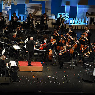 ボブ・ジェームス ＆ 東京フィルハーモニー交響楽団 “WORLD PREMIERE OF THE PIANO CONCERTO BY BOB JAMES” 指揮者 : ケヴィン・ローズ featuring スティーヴ・ガッド､ カリートス・デル・プエルト special guest 渡辺香津美