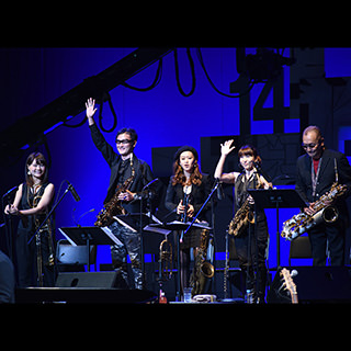 リー・リトナー Guest: TOKYO JAZZ HORNS（市原ひかり、小林香織、駒野逸美、浜崎航、宮本大路）